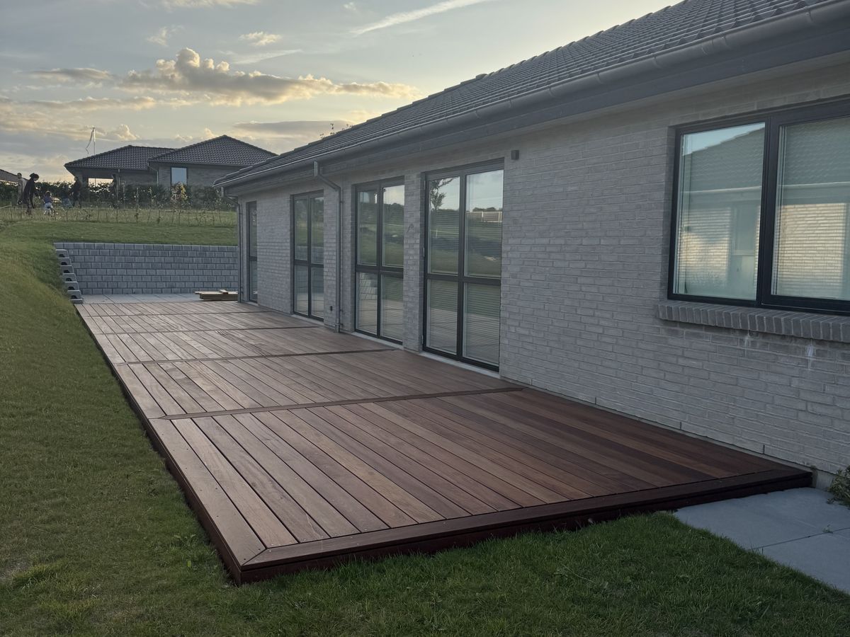Eksklusiv terrasse i Jatoba-hårdttræ lagt langs husets facade